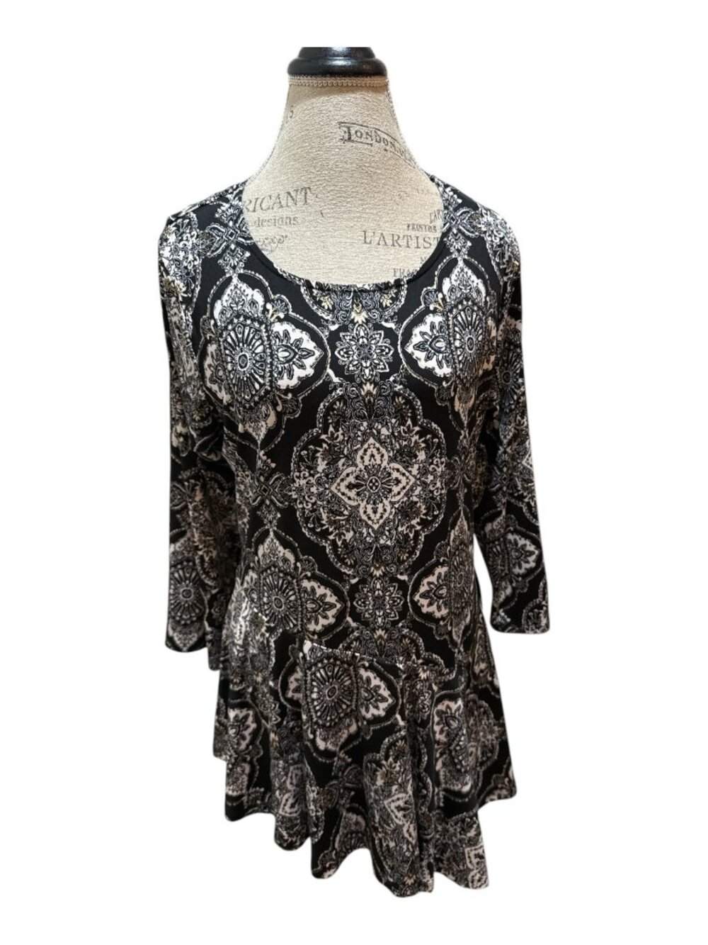 Roz & ALi Sz L Black, White & Gold Medallion 3/4 Sleeve Asymmetrical Tunic Top
